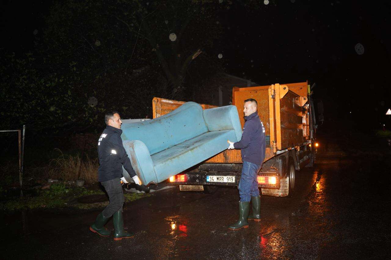 Marmaris’te Şiddetli Yağış ve Fırtına: 25 Ağaç Devrildi, Ekipler Seferber Oldu 3